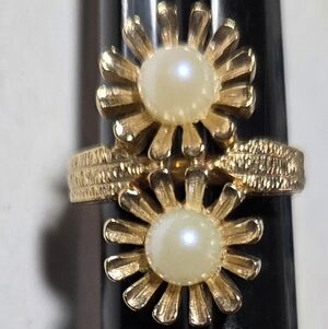vintage ring Sarah Coventry Gold Tone Faux Pearl Flower Boho Ring. 6.5 Adjustabl